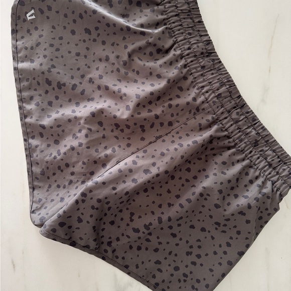 Vuori Clementine 2.5” inch short 2.0 color Chia stucco size small - Picture 7 of 7